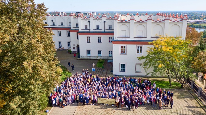 Wspólne, pamiątkowe zdjęcie przed ukochanym Collegium...