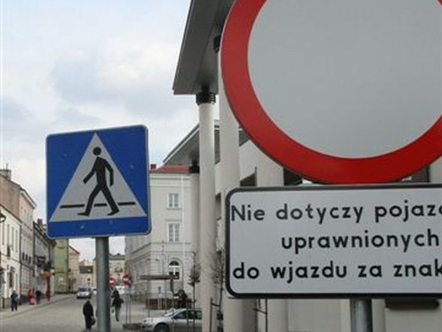Kierowcy, którzy wjadą na ulicę Piotrkowską od strony alei IX Wieków Kielc, muszą skończyć podróż na wjeździe do parkingu, dalej obowiązuje zakaz ruchu.