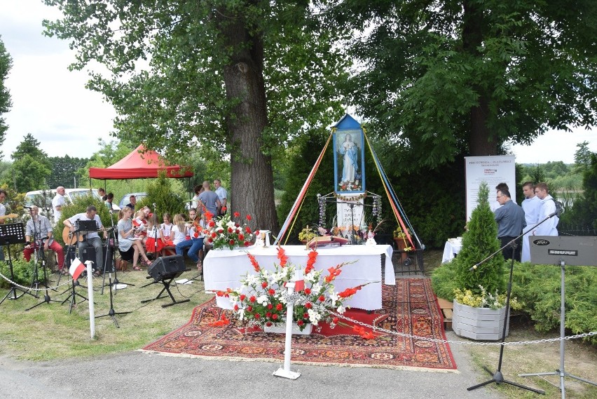 Mieszkańcy uhonorowali 11 chłopów z Masłomiącej zamordowanych w obozie Gross-Rosen [ZDJĘCIA]