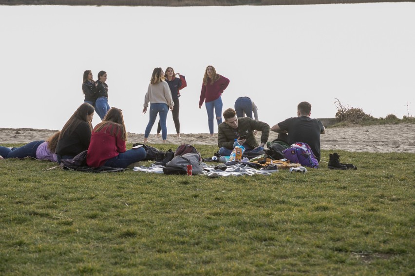 Plaża w Krakowie. Słońce kusi, by spotkać się na zewnątrz, strażnicy stanowczo odradzają [ZDJĘCIA] 20.03.2020