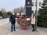 Wielkie serce na nakrętki stanęło w Piekoszowie. "Nie każdy wie, że to cenny surowiec". Konstrukcję ufundowała firma Bio-Med