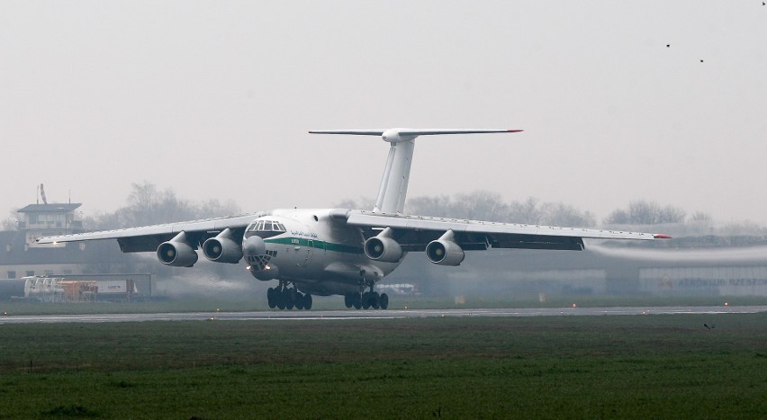 Potężny IŁ 76 TD Algierskich Sił Powietrznych wylądował...