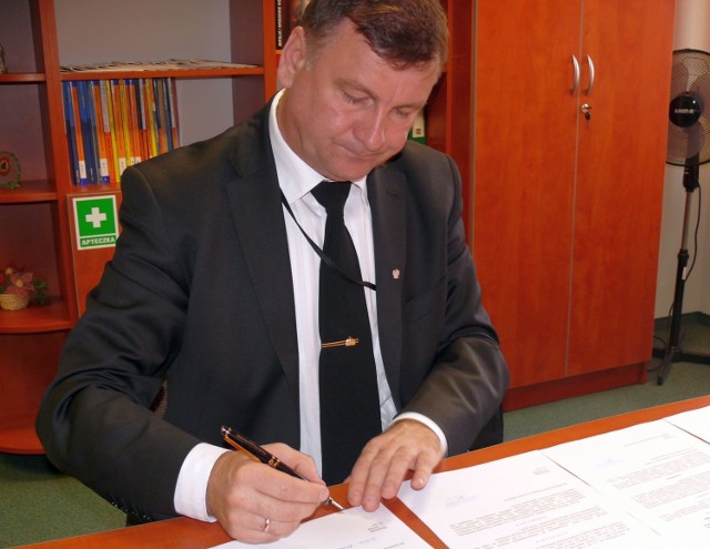 Starosta Wiesław Siembida podpisuje ważne dokumenty piórem z autografem prezydenta Lecha Kaczyńskiego.