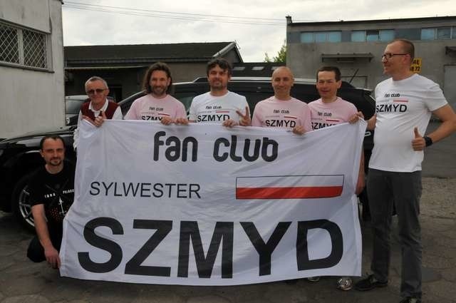 Fanklub Sylwestra Szmyda - od lewej: Marek Malinowski, Tadeusz Szmyd, Jarosław Gajewski, Zbigniew Grześ, Robert Stępniak, Adam Pawlak, Krzysztof Barczewski. Na zdjęciu brakuje Agnieszki Bień