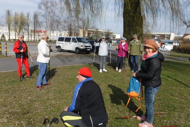 Jak prawidłowo chodzić z kijami? Podpowiada instruktor Wiktor Bąk z Żor