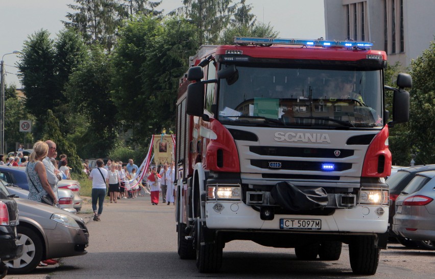 Po mszy świętej ulicami osiedla Strzemięcin ruszyła procesja...