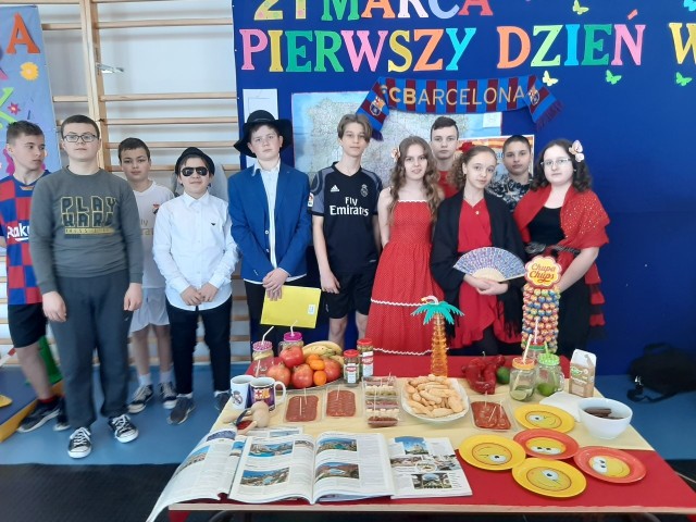 Uczniowie szkoły w Ludwikowie pierwszy dzień wiosny oraz Dzień Wagarowicza uczcili "podróżą" po różnych częściach świata.