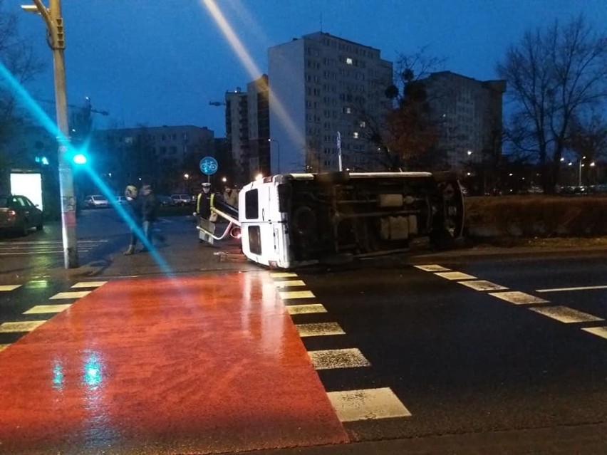 Wrocław: Bus wywrócił się na przejściu dla pieszych (ZDJĘCIA)