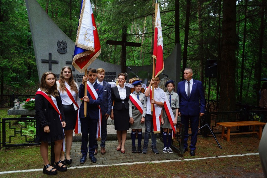 Uroczystości patriotyczne w Borze Kunowskim w 78 rocznicę zamordowania przez hitlerowców 43 mieszkańców [ZDJĘCIA]