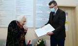 Wiceminister sprawiedliwości Marcin Warchoł odwiedził z kwiatami dostojną jubilatkę, 106-letnią Marię Mirecką–Loryś (ZDJĘCIA)