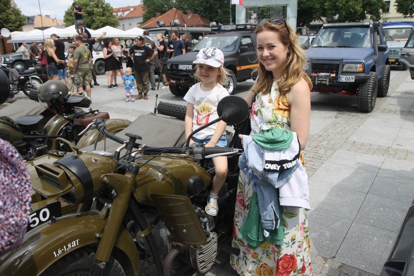 Retro pojazdy wzbudzały zainteresowanie mieszkańców Chełmna