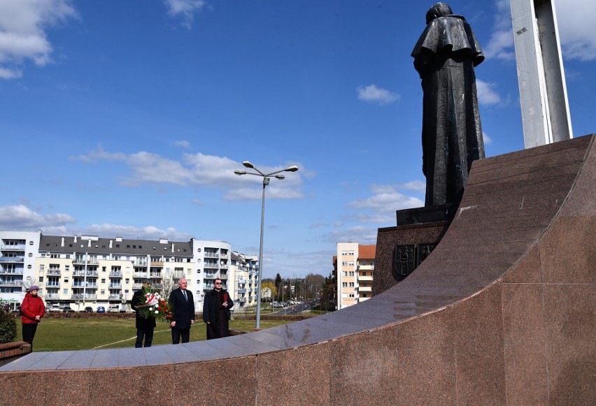 Pomnik Jana Pawła II stoi w Gorzowie na placu nazwanym jego...