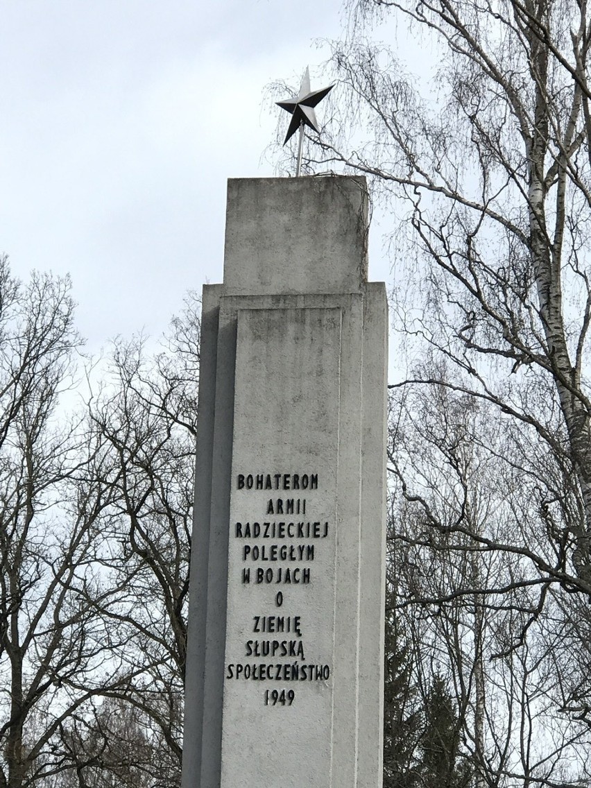 Pomnik ku czci żołnierzy Armii Czerwonej na starym cmentarzu...