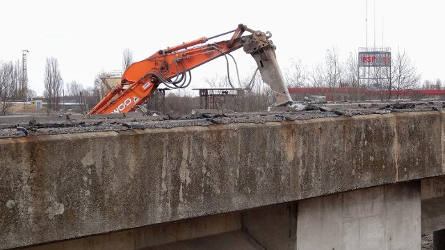 Trwa wyburzanie dwóch starych wiaduktów na ul. Żółkiewskiego.