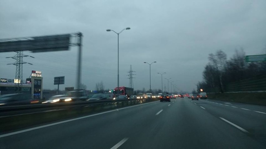 Korek na DK86 w Katowicach. Samochód dostawczy zablokował jeden pas drogi
