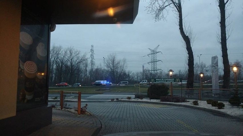 Korek na DK86 w Katowicach. Samochód dostawczy zablokował jeden pas drogi