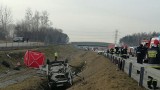 Tragiczny wypadek busa na autostradzie A1 w Tuszynie pod Łodzią. Bus z pasażerami dachował na autostradzie [ZDJĘCIA, FILM]