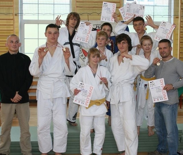 Młodzi Gladiatorzy stanęli na wysokości zadania. Na zdjęciu z trenerami Łukaszem Zaniewskim i Wojciechem Dudkowskim.