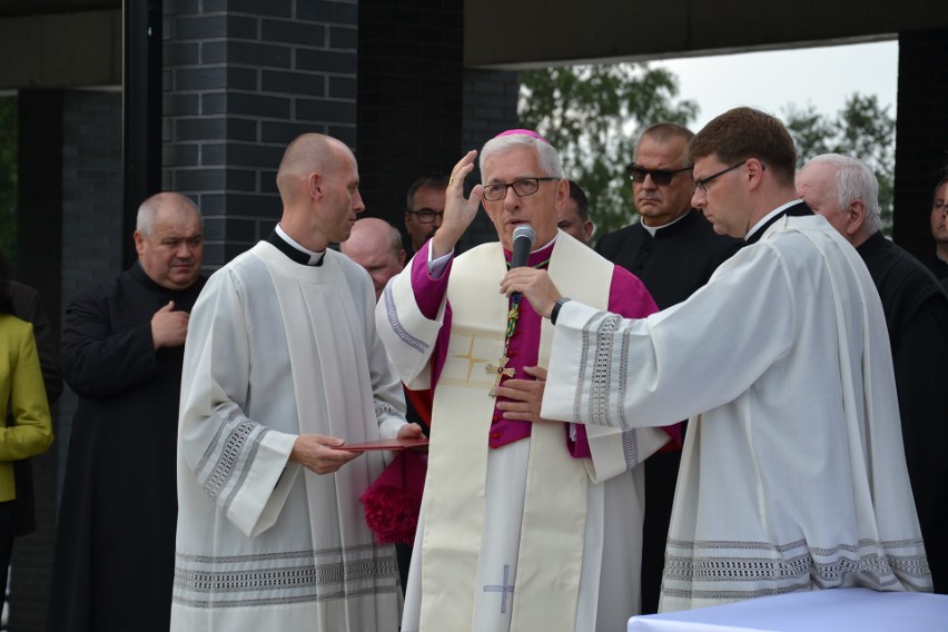 Abp Skworc poświęcił całą nową wieś Nieboczowy oraz kościół - ZDJĘCIA