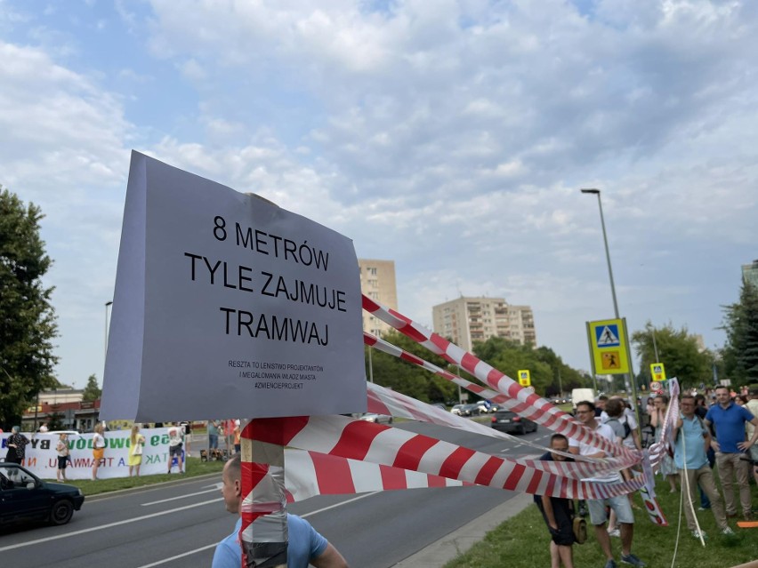 Kraków. Kolejny protest przeciwko wycince. Pokazali ile zajmie tramwaj a ile reszta