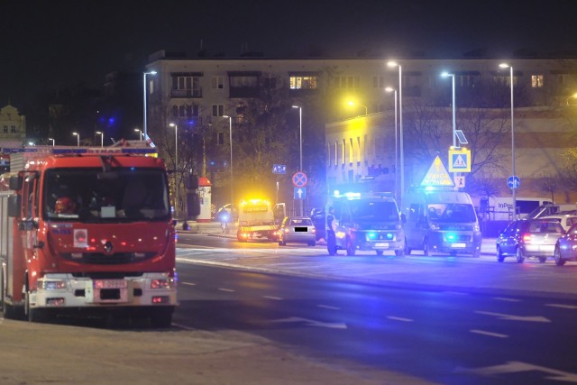 W piątek (18.01) około 18:00 ul. Bema w Toruniu doszło do tragicznego w skutkach wypadku drogowego. Ze wstępnych ustaleń policjantów toruńskiej drogówki wynika, że kierująca osobową skodą fabią 62-latka jadąc w kierunku ul. Chełmińskiej potrąciła dwóch mężczyzn przechodzących przez jezdnię. O Wypadku pisaliśmy tutaj: Śmiertelny wypadek ul. Bema w Toruniu. Jedna osoba nie żyje [ZDJĘCIA]Do zdarzenia doszło w rejonie przejścia dla pieszych w okolicach hali Tor-Toru. Piesi w wieku 54 i 72 lat trafili do szpitala. Niestety 72-latek zmarł w wyniku odniesionych obrażeń. Funkcjonariusze ustali, że kierująca była trzeźwa. Funkcjonariusze wyjaśniają okoliczności oraz przyczyny tego zdarzenia.Wszystkie osoby, które były świadkami tego wypadku proszone są o osobisty lub telefoniczny kontakt z Wydziałem Dochodzeniowo-Śledczym Komendy Miejskiej Policji w Toruniu, ul. Grudziądzka 17, tel. (56) 641 26 07 lub 112.Zobacz także: Kobiety poszukiwane przez kujawsko-pomorską policję. Rozpoznajesz je? [ZDJĘCIA]