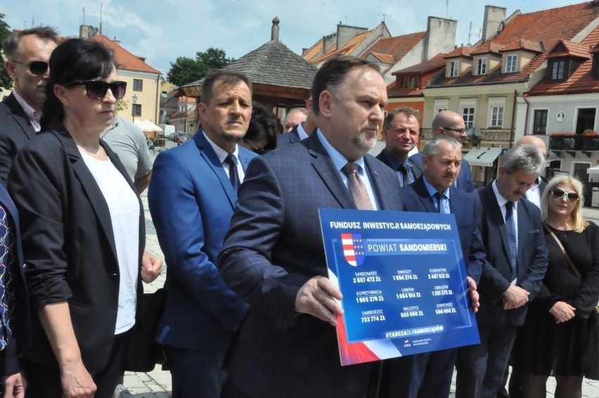 Samorządowcy z powiatu sandomierskiego otrzymali symboliczne czeki na wsparcie z tarczy samorządowej  