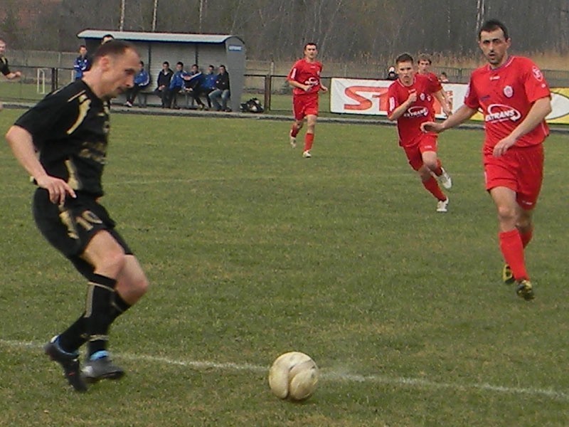 Lechia Sedziszów (na czerwono) przegrala ze Strumykiem...