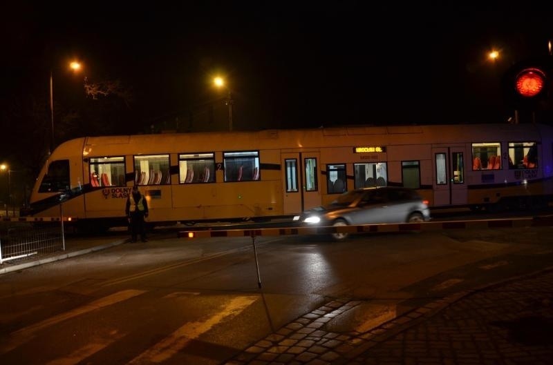 Wrocław: Ciężarówka zderzyła się z pociągiem. Zablokowany był przejazd przy stacji Zakrzów (ZDJĘCIA)