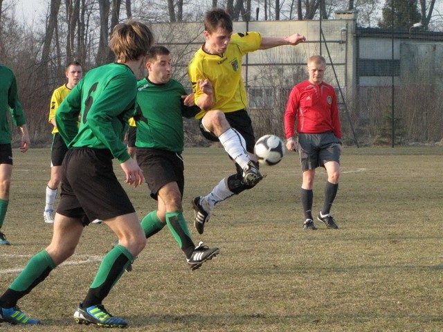 Formą strzelecką tradycyjnie błyszczy Przemysław Domalewski (przy piłce).