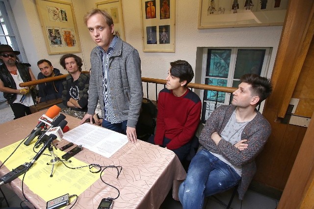 Twórcy spektaklu „The Monstrum Band”. Autorem sztuki jest kielczanin Mateusz Pakuła, reżyserem przedstawienia Robert Drobniuch (pierwszy i trzeci od prawej).