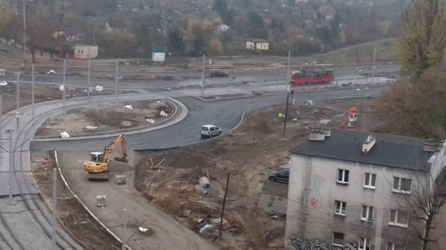 Przebudowywany plac Chrapka powoli nabiera ostatecznego kształtu. Widać już efekty prac przy budowie ronda, które ma na celu podniesienie bezpieczeństwa pieszych i kierowców. Warto przypomnieć, że przebudowa placu biskupa Chrapka będzie kosztować 24,5 miliona złotych. Jej efektem ma być pierwsze w Toruniu rondo turbinowe. Będzie ono gotowe na wiosnę przyszłego roku, chociaż pierścień ronda zostanie udostępniony kierowcom już pod koniec grudnia. Przebudowa placu powinna się zakończyć zgodnie z planem.Zobacz też:Zobacz jak żołnierze ćwiczyli przeprawę przez WisłęJak dobrze znasz hymn Polski?Jakie mięso najchętniej jedzą PolacyNowosciTorun