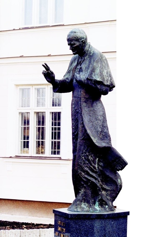 W roku 1994 przed gmachem Wyższego Seminarium Duchownego w Łomży postawiono pomnik papieża na pamiątkę jego wizyty w tym miejscu. Pomnik znajduje się na pl. Jana Pawła II, którego nazwa obowiązuje od 1989 r.