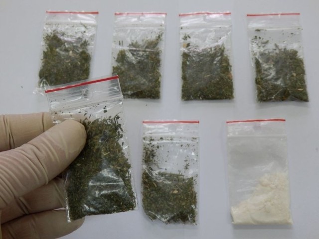 Przy 20-latku policjanci znaleźli siedem gramów narkotyków.