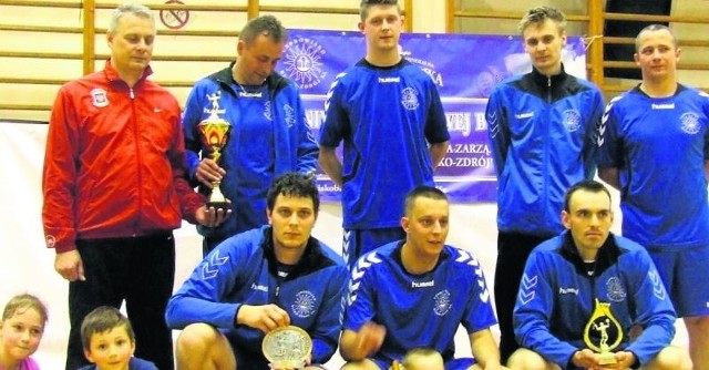 Puchar dla najlepszych! Buska drużyna Buskowianki zwyciężyła w turnieju siatkówki rozegranym w hali przy ulicy Kusocińskiego.