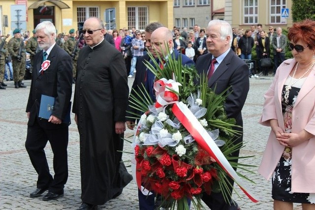 Władze miasta i powiatu złożyły wieniec z biało-czerwonych goździków przed Pomnikiem Wdzięczności w rynku.