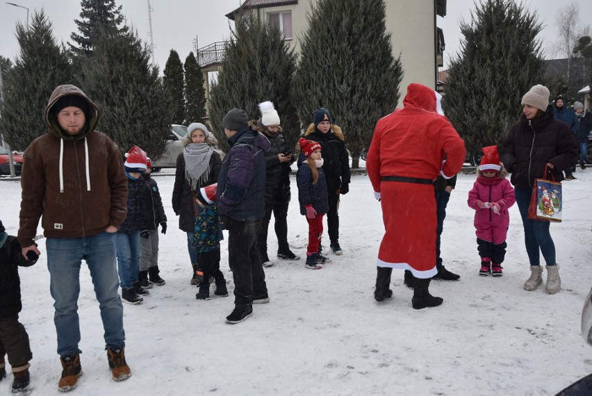 Motomikołaje w Ostrołęce. Miłośnicy jednośladów w ubraniach Świętego Mikołaja 10.12.2023 przejechali przez miasto