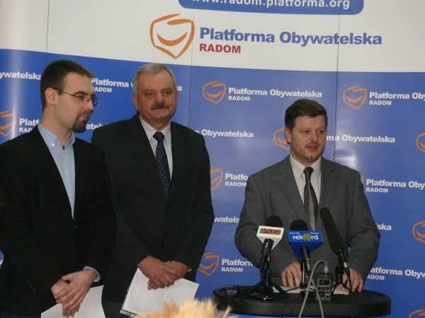 - Warto walczyć o większe pieniądze dla regionu radomskiego &#8211; przekonywali działacze Platformy Obywatelskiej, od lewej: Mateusz Tyczyński, Andrzej Łuczycki i Jerzy Zawodnik.
