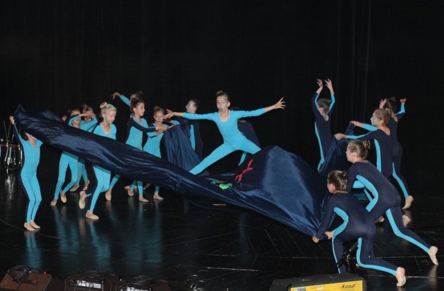Tańczy grupa "Arabeska&#8221; kierowana przez Małgorzatę Dzbuk. 