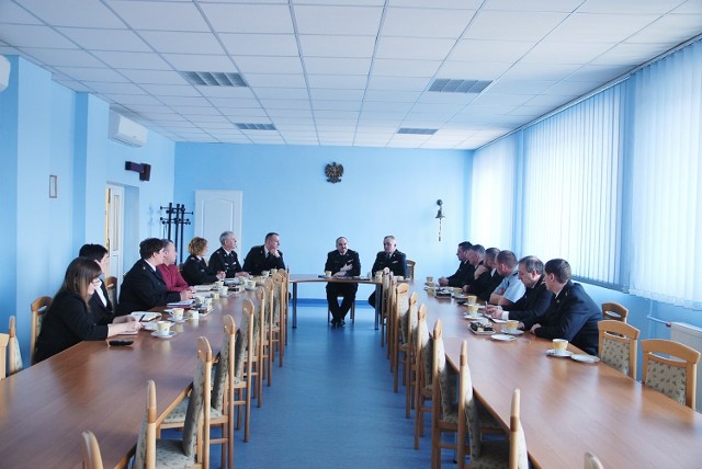 W Komendzie Powiatowej Państwowej Straży Pożarnej w Bytowie odbyła się miła uroczystość. Obchodzono jubileusz pracy zawodowej mł. Bryg. Henryka Talewskiego oraz asp. Krzysztofa Wnuka-Lipińskiego.