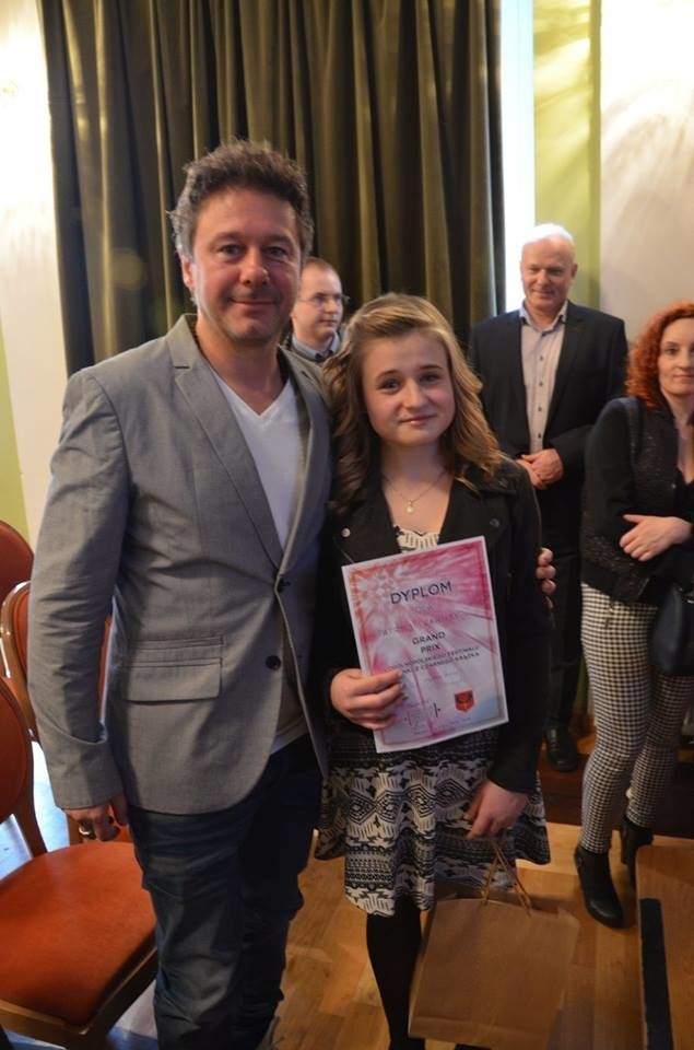 Patrycja Zwisza ze Skaryszewa otrzymała nie tylko dyplom za pierwsze miejsce , ale i słowa wsparcia od Andrzeja Piasecznego.