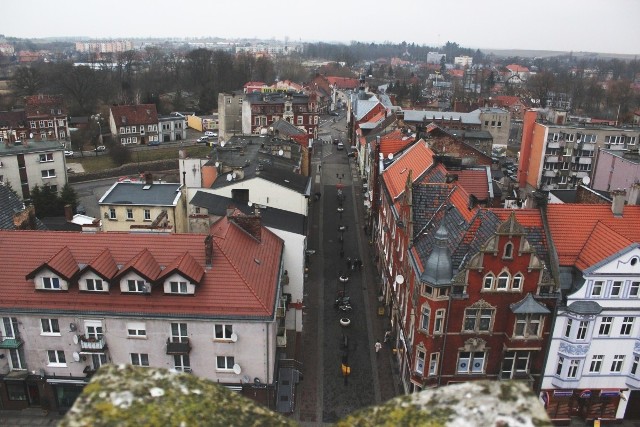 Świebodzin słynny jest przede wszystkim z Figury Jezusa Chrystusa Króla Wszechświata. Niektórzy zapominają już o uroku i klimacie, jaki czuć także w samym centrum miasta. Zajrzeliśmy do wieży ratuszowej.  A z niej miasto przedstawia się naprawdę wyjątkowo. Historyczne kamieniczki, urokliwe zakamarki i uliczki. Piękna panoramę miasta. Zobaczcie, jak wygląda centrum Świebodzina z wysokości. Polecamy także: Świebodzin nocą. Zdjęcia zrobione z dronaWIDEO: Świebodzin. Szczepan Krzesiński zaprasza na Puchar Europy Strongman