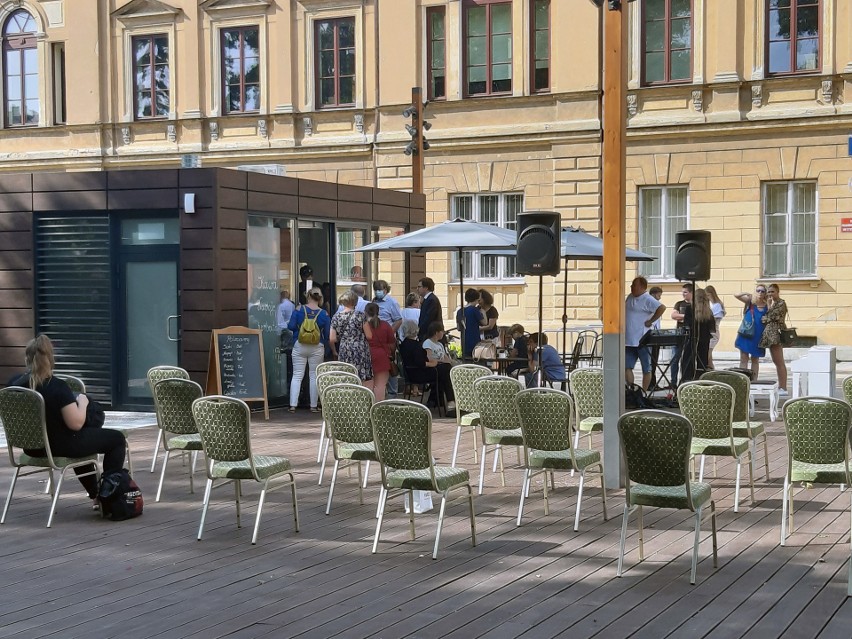 Sezonowa kawiarenka na placu Litewskim rozpoczęła oficjalnie sezon