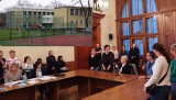 Konflikt w krakowskim VIII LO. Rada pedagogiczna oczekuje odwołania dyrektorki. Obawiają się jej powrotu do pracy i... męża 