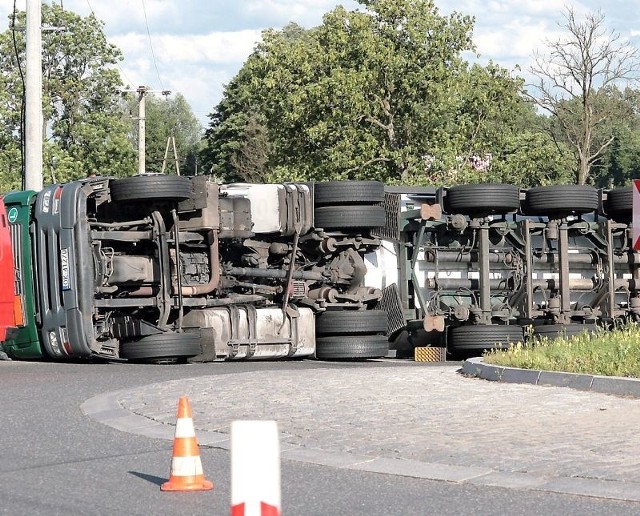 Fatalnie mogła się skończyć wywrotka cysterny z rozpuszczalnikiem, gdyby z niej wyciekł