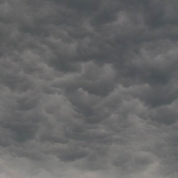 Mamma - jedno z osobliwych zjawisk towarzyszących chmurom - wypuklości przypominające wymiona zwisające z dolnej powierzchni chmury. Mamma pojawia sie przy chmurach cirrus, cirruscumulus, altocumulus, altostratus, stratocumulus a przede wszystkim cumulonimbus. [Slownik meteorologiczny. PTG, IMGW. Warszawa 2003]Zdjecia zrobione w Zielonej Górze 