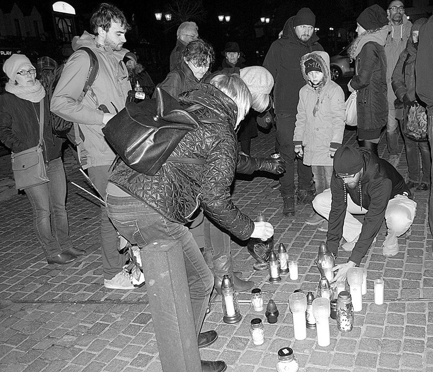 Niepołomice. Pożegnali Piotra S. Na miejskim rynku zapłonęły znicze