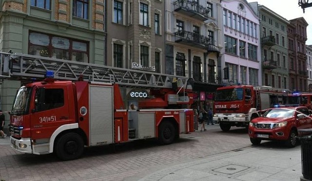 Chwile strachu przeżyli w sobotę pracownicy i klienci Biedronki przy ul. Szerokiej w Toruniu.