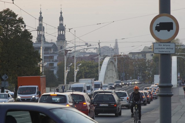 Na Moście Rocha czyszczone będą włazy kanalizacyjne