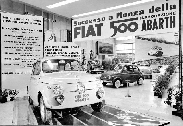 Fiat 500„Pięćsetka” zadebiutowała latem 1957, ale została przyjęta chłodno. Dopiero następna wersja, z listopada, wyposażona w mocniejszy, 15-konny silnik rozkręciła sprzedaż. W 1958 pojawił się 500 Sport o mocy 21,5 KM, zdolny rozpędzać się w sprzyjających warunkach do 105 km/h. Swą wartość potwierdził, zajmując całe podium plus czwarte miejsce w swojej klasie w 12-godzinnym wyścigu na torze Hockenheim.Fot. Fiat