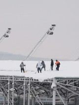 Niebezpieczny śnieg na dachach w Kielcach. Straż miejska kontroluje i upomina. Będą mandaty!